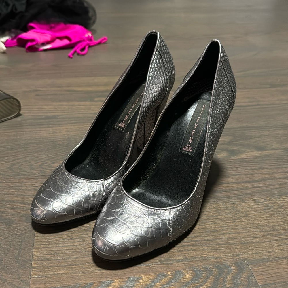 Steven by Steve Madden pewter crocodile heels